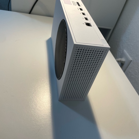 Microsoft Xbox Series S 512GB White Console (RRS00095) - Picture 3 of 10